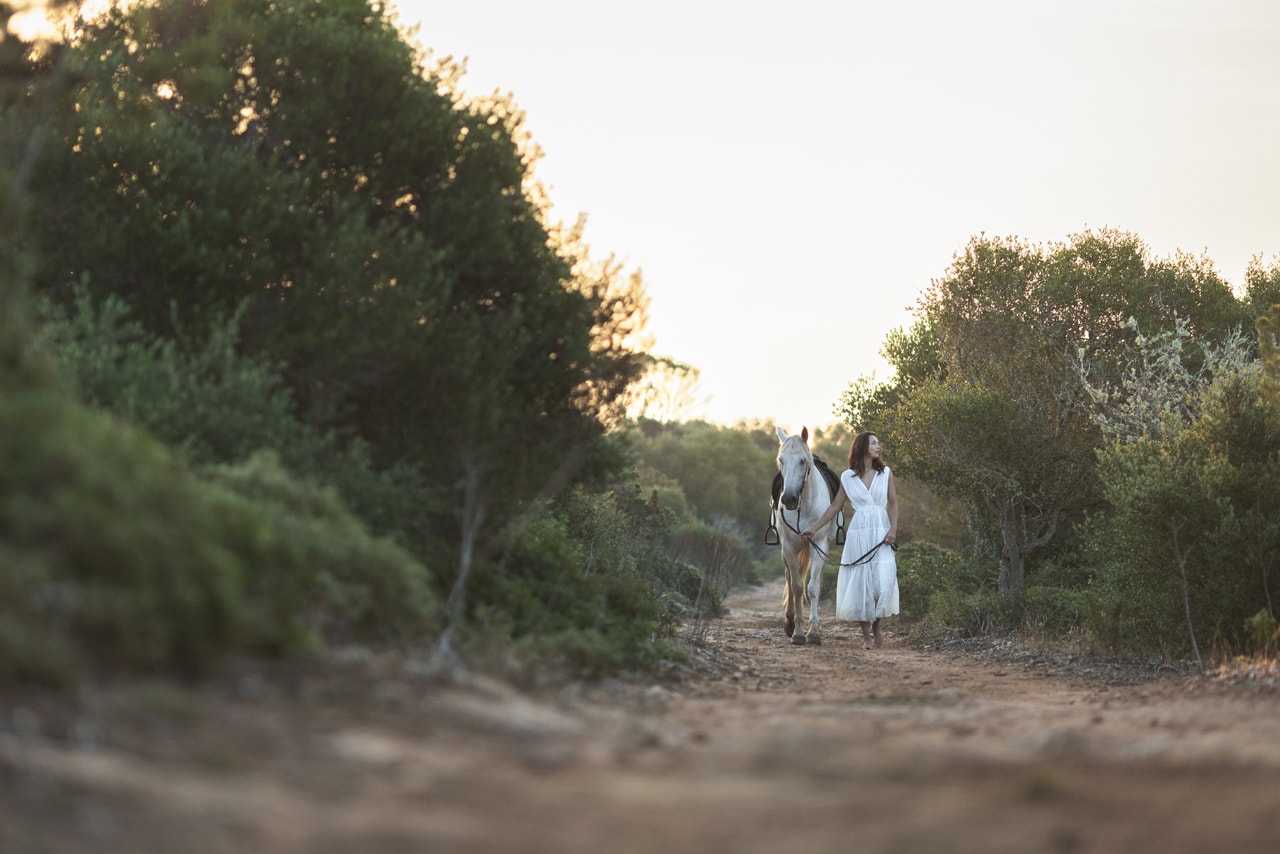 modelo paseando con caballo para sesion fotografica en baleares