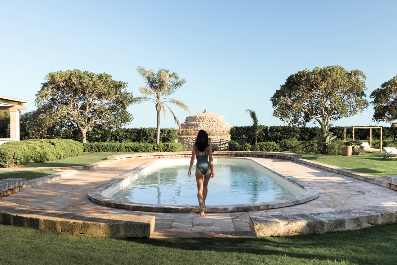 modelo en piscina para reportaje fotografico de resort de lujo